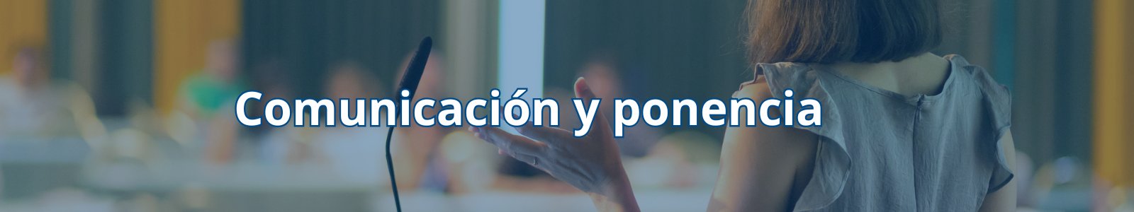 chica hablando en frente del p&uacute;blico