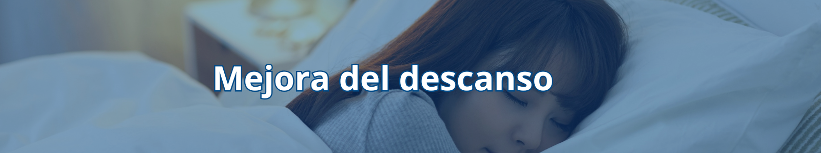 chica descansando en su cama